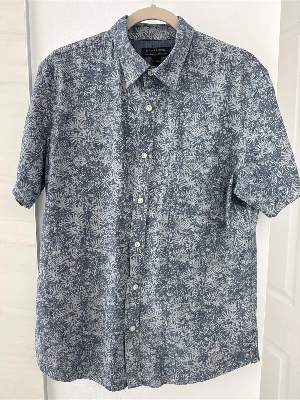 Banana Republic Blue and White Floral Short-Sleeve Button-Down Shirt size Large